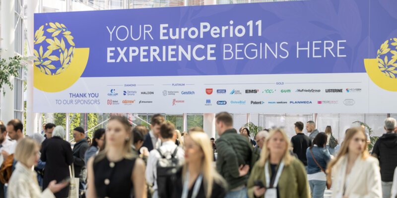 Foyer at EuroPerio11 busy with people