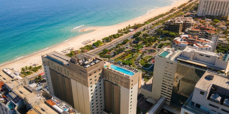 foto of hotel by beach