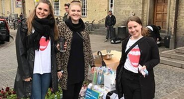 Denmark: students target commuters with leaflets