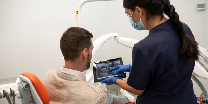 Photo of male patient with woman dentist