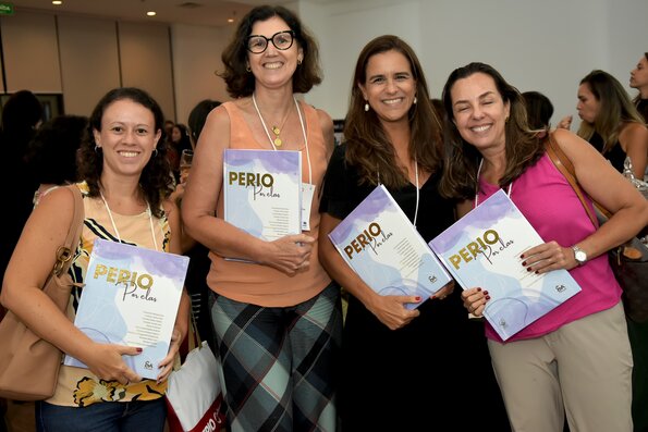 Delegates showing the Perio por elas book
