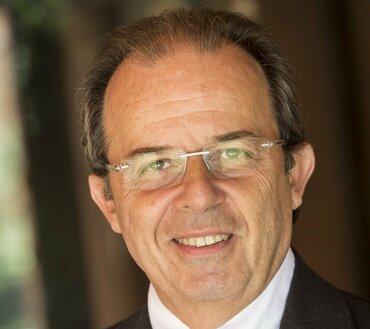 Founder of Portuguese Society of Periodontology Gil Alcoforado receives EFP Distinguished Service Award