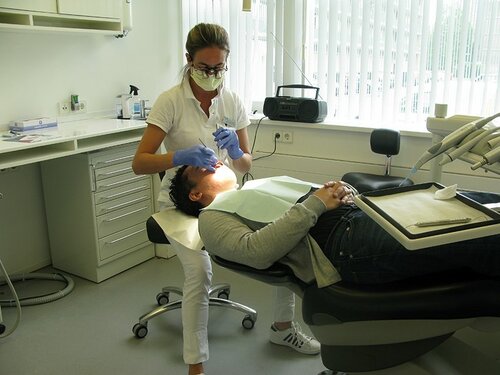 Netherlands: periodontal screenings and promotional film