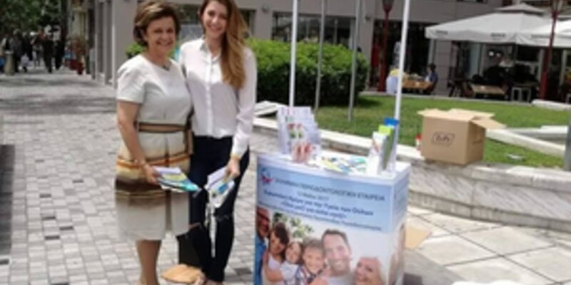 Greece: leaflets in shopping malls and periodontal examinations