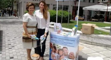 Greece: leaflets in shopping malls and periodontal examinations